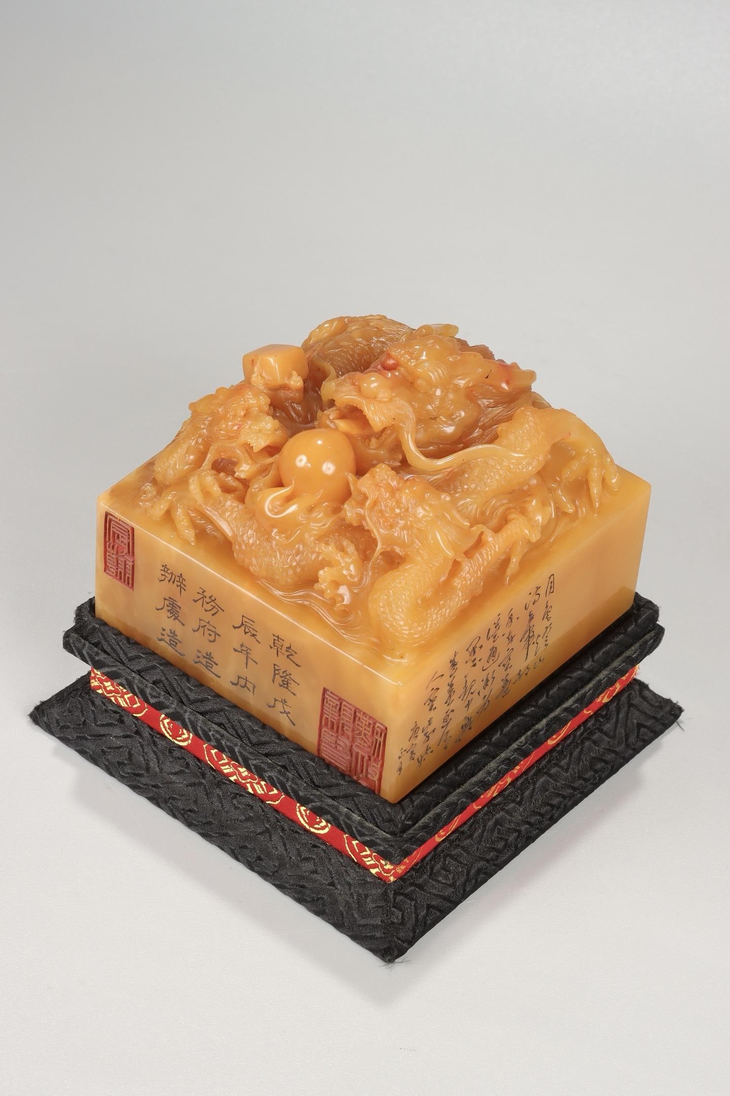 A Shoushan Tianhuang Stone Seal: A Shoushan Tianhuang Stone Seal. Height: 2.95"; Width: 3.94"; Weight: 3.233lbs.
