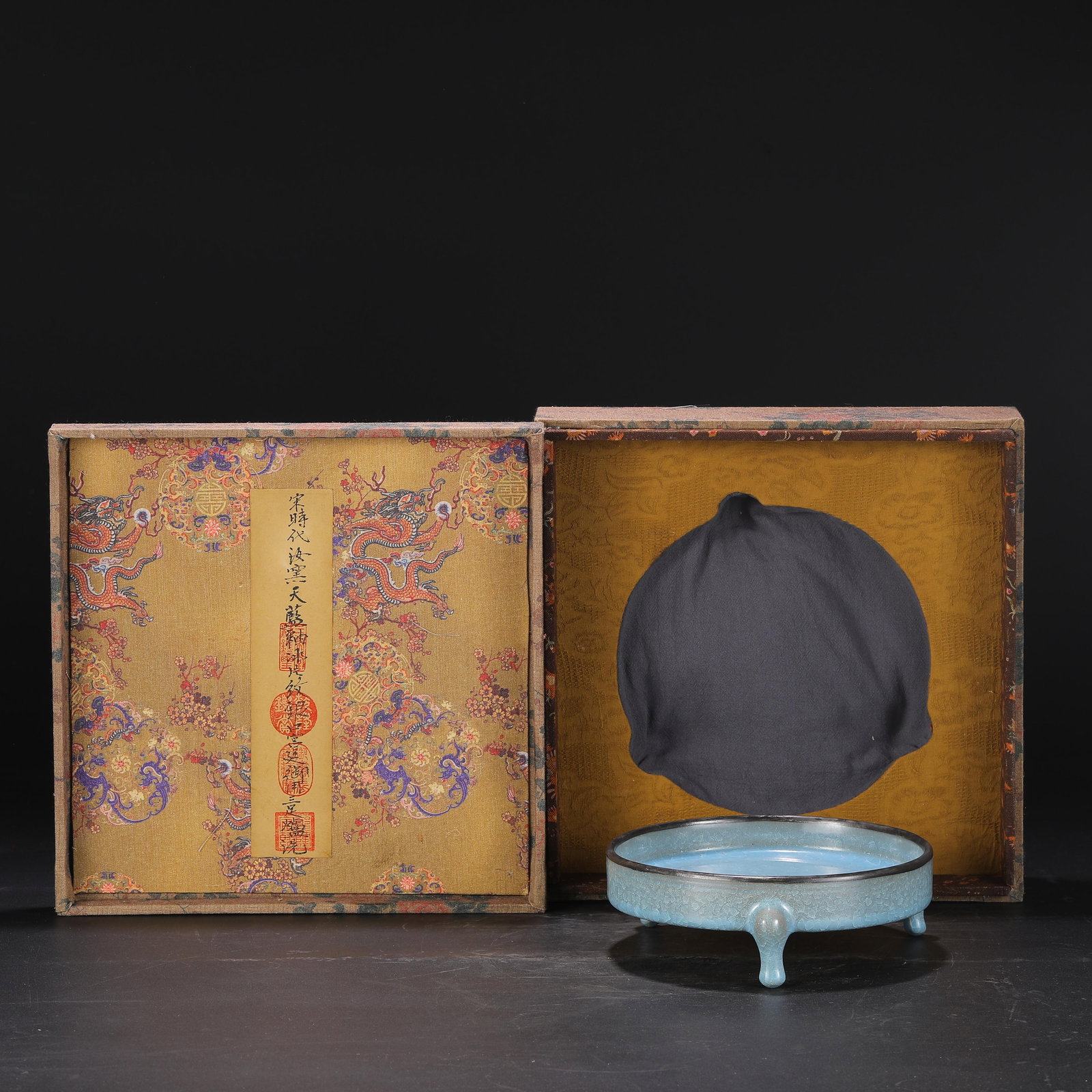 A Ru Ware Celadon Glazed Tripod Washer (1 of 6)