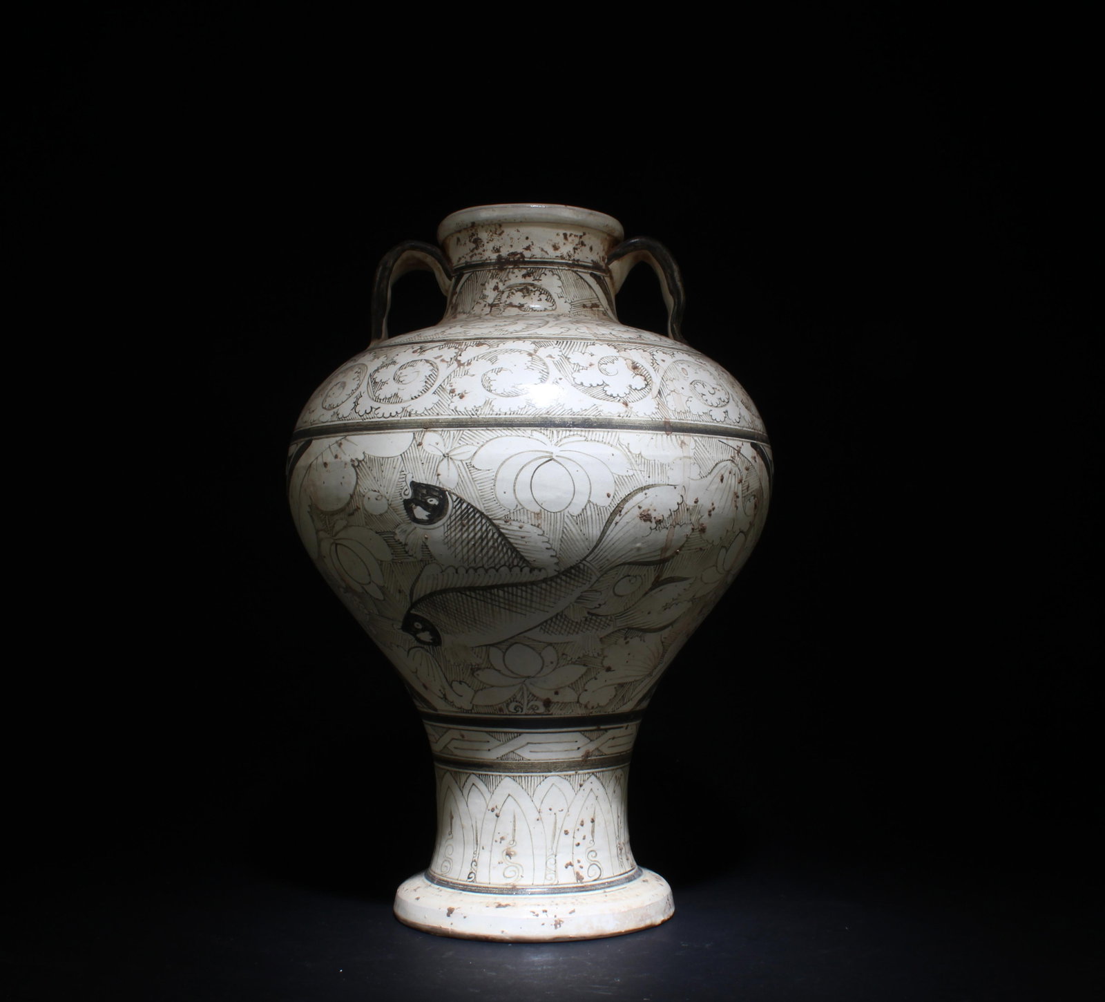 A Cizhou Vase with Fish Motif (1 of 7)