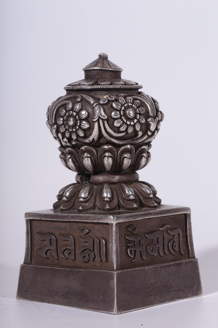 A Silver Seal With Floral Design: A Silver Seal With Floral Design. Dimensions: 4.13in x 2.24in x 2.24in; Weight: 1.186lbs.