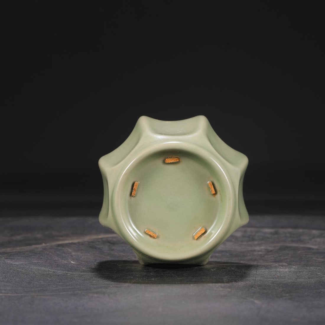 A Yue Ware Celadon Octagonal Vase - 7
