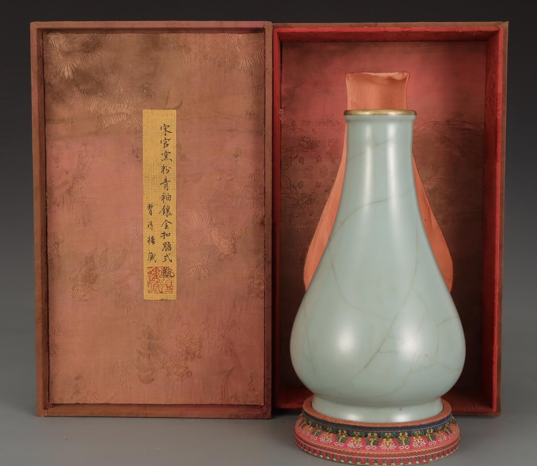 A Guan Ware Celadon Glazed Vase: A Guan Ware Celadon Glazed Vase. Height: 11.02in Width: 5.98in.