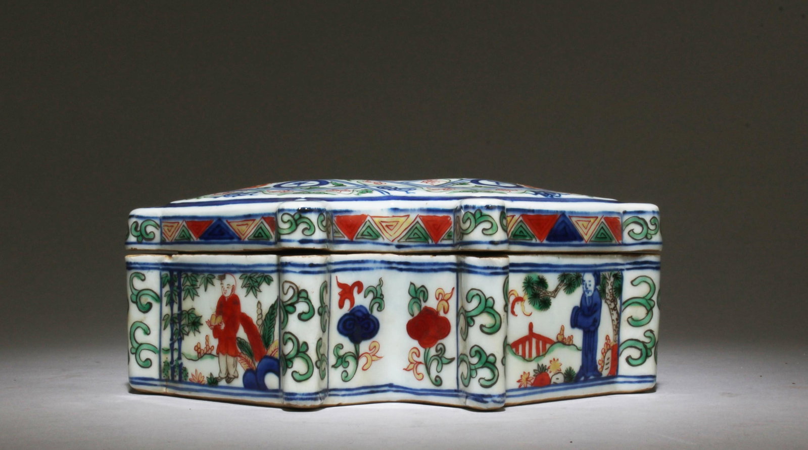 A Wucai Porcelain Container: A Wucai Porcelain Container. Dimensions: 7" x 5" x 2.5".