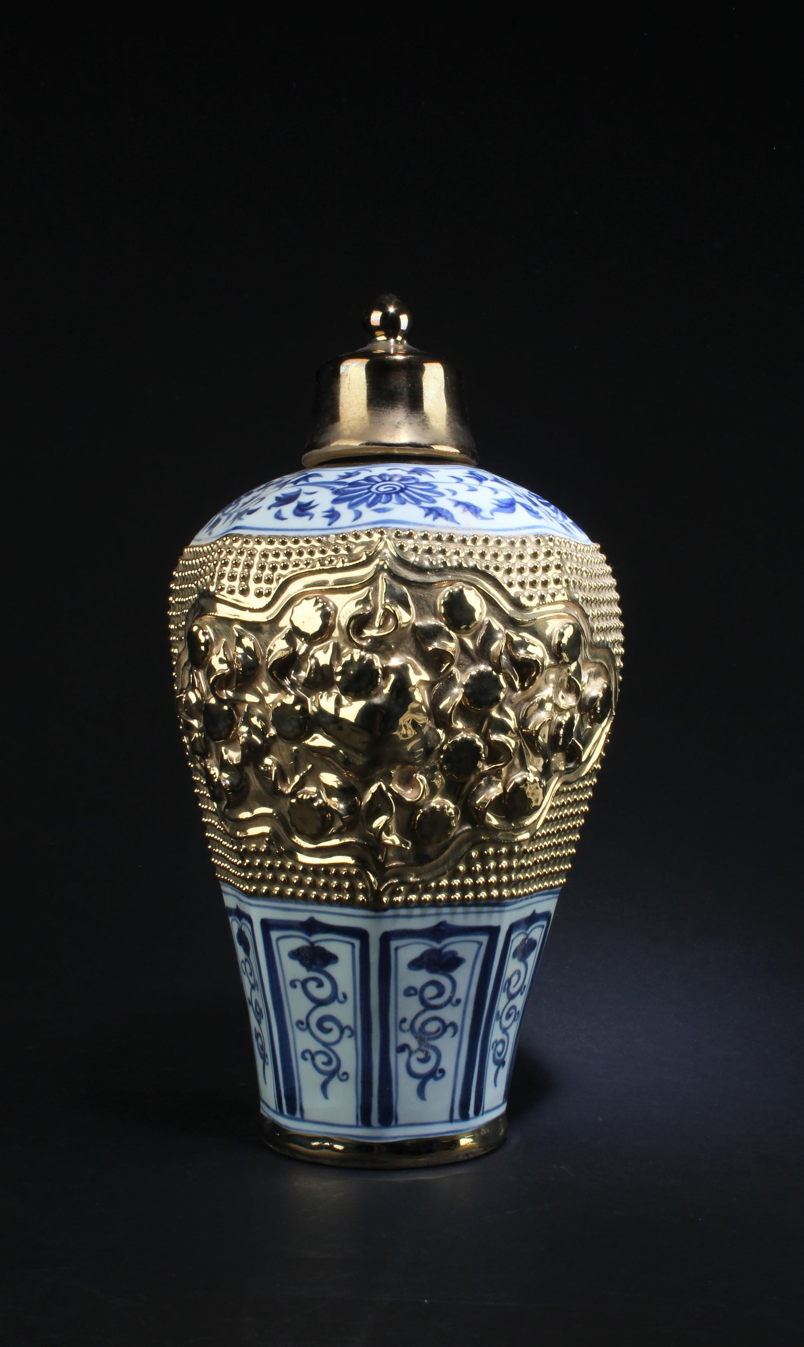 Chinese Porcelain Meiping Vase: Chinese Porcelain Meiping Vase with lid. Seal mark at base. Height: 15"