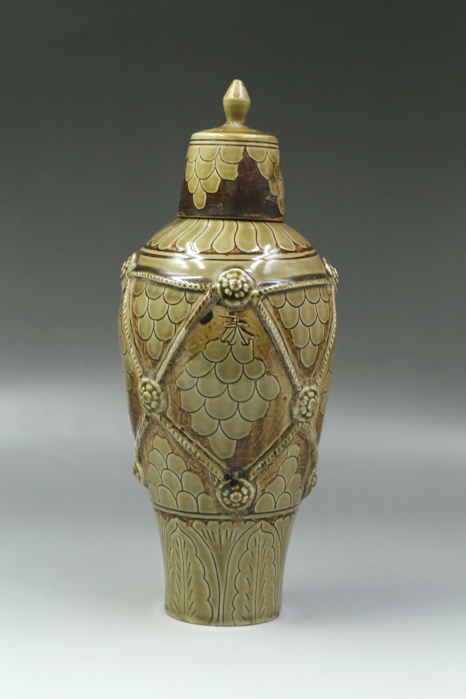 A CiZhou Meiping Vase with Lid (1 of 9)