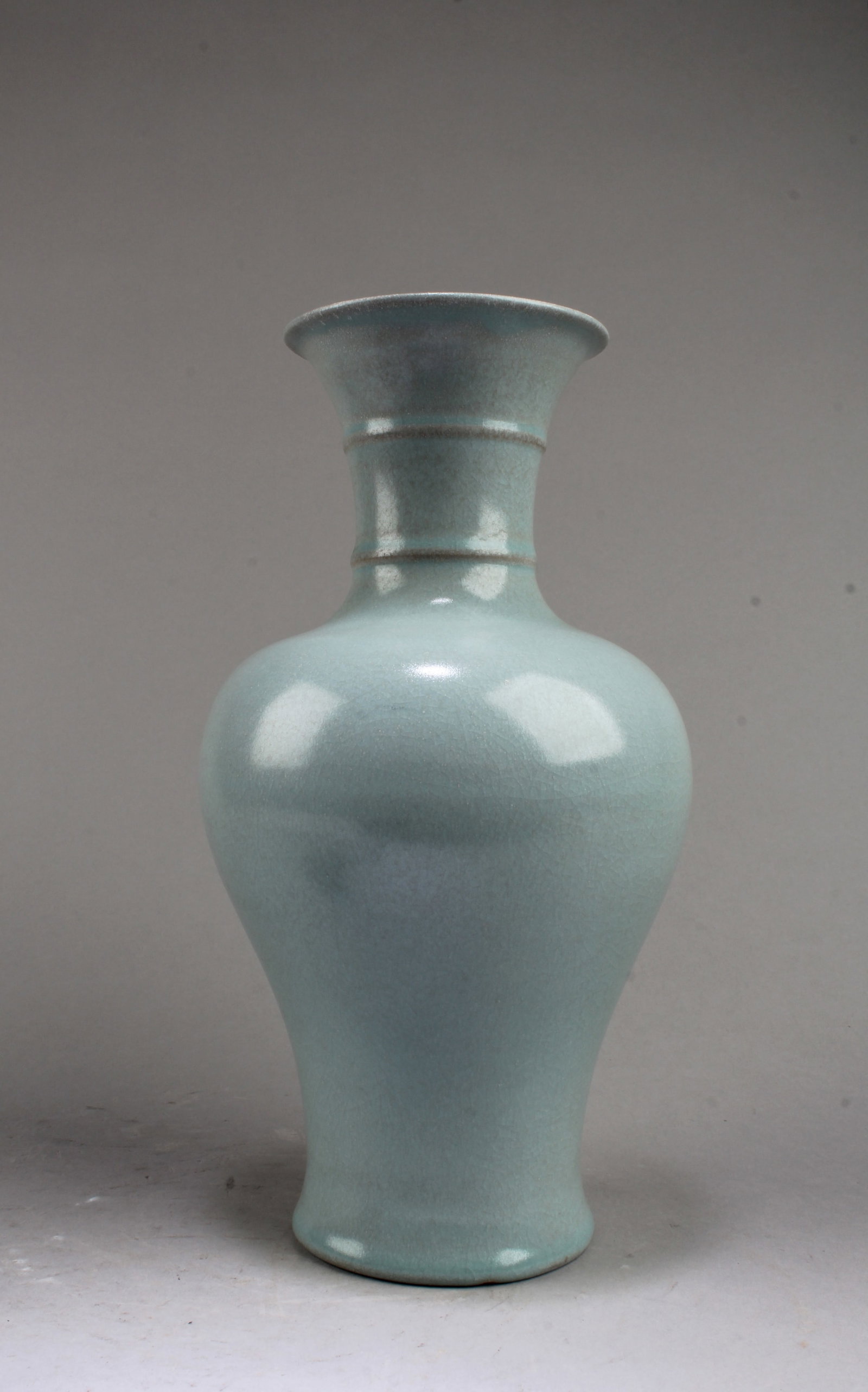 Chinese Ruyao Vase (1 of 4)