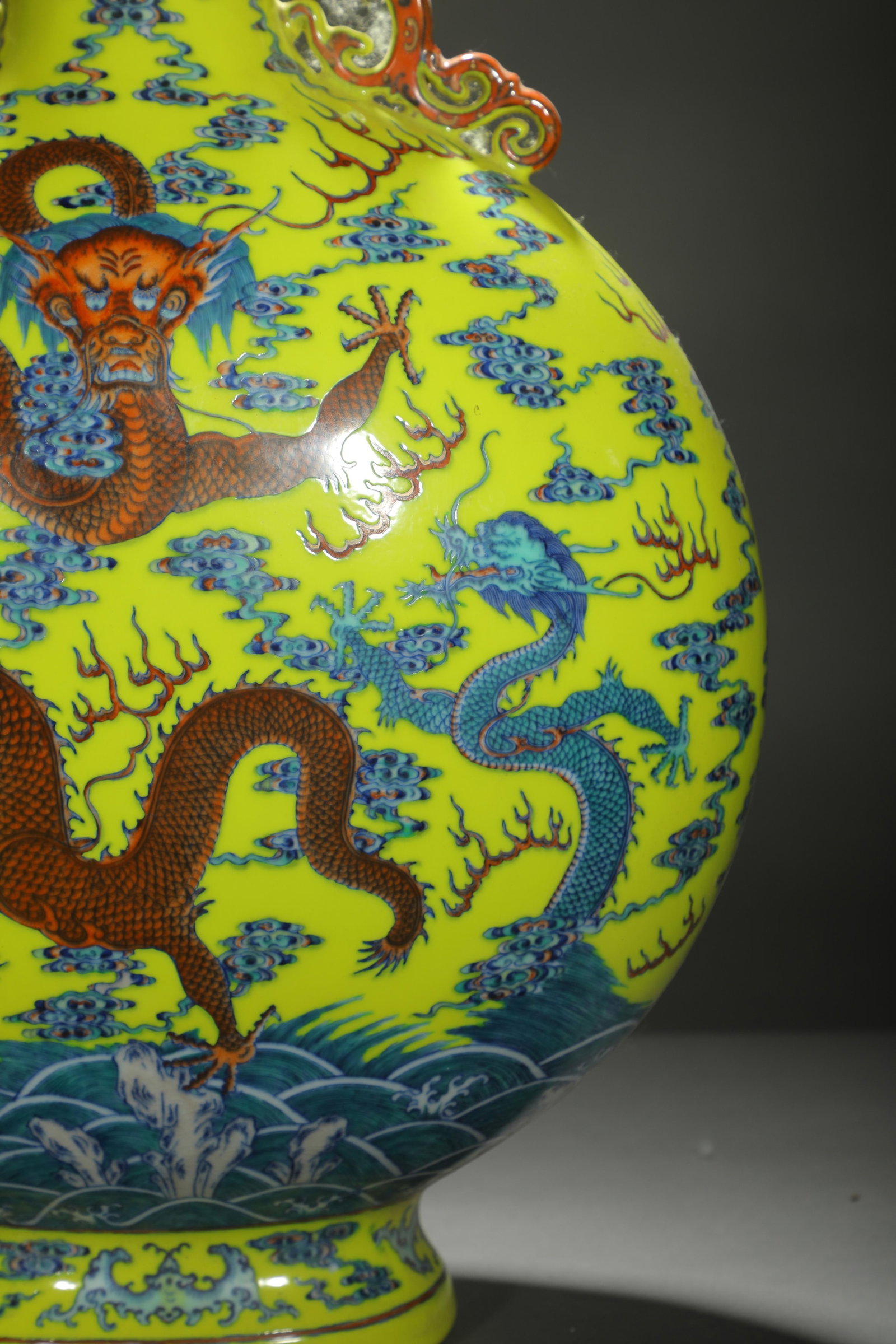 Yellow-Ground Dragon Moonflask - 4