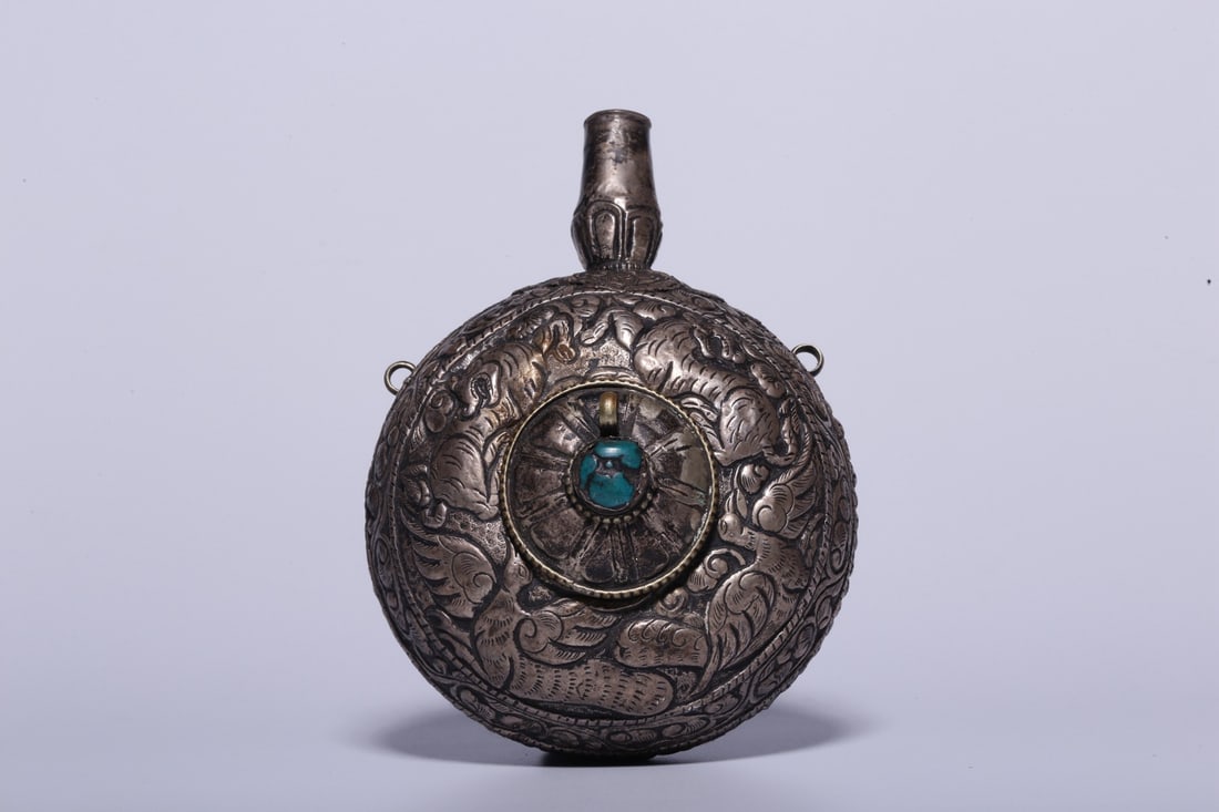 A Silver Snuff Bottle: A Silver Snuff Bottle. Height: 4.92"; Length: 3.54"; Width: 2.76". Weight: 0.40lbs.