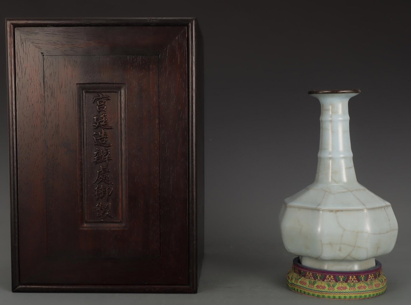A Guan Ware Celadon Vase - 2