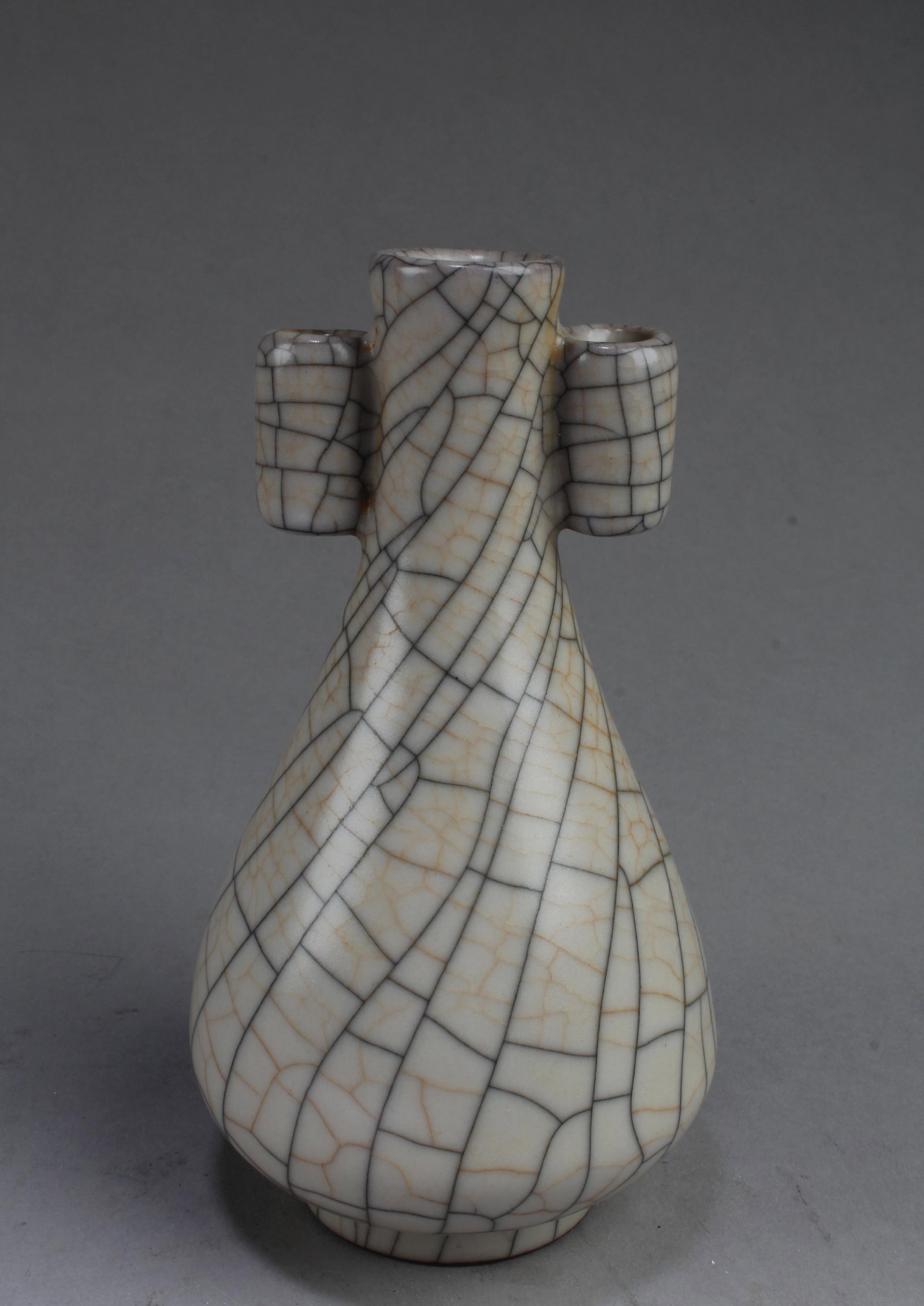 Chinese Geyao Vase: Chinese Geyao Vase. Height: 6.5"