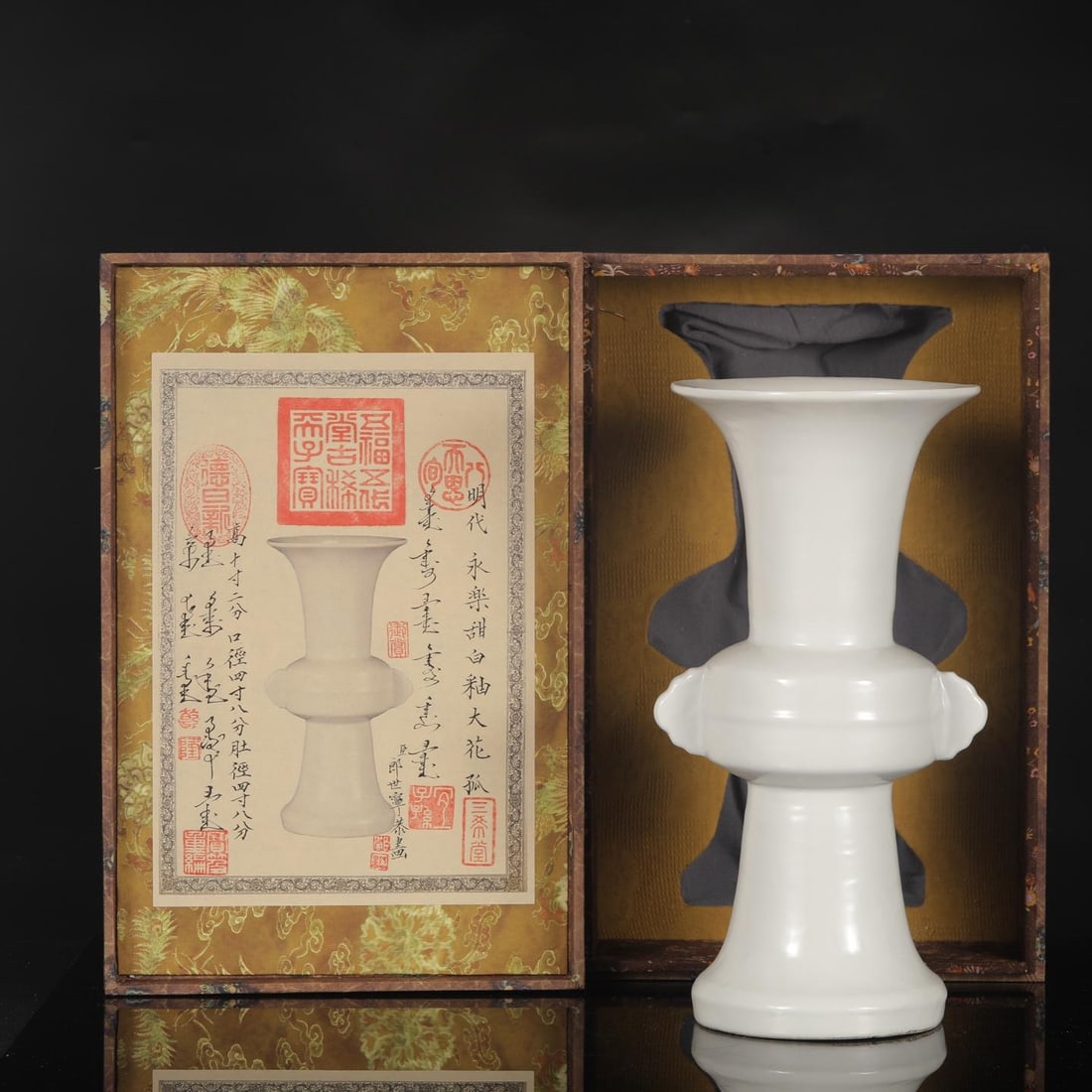 A Sweet White Glazed Vase: A Sweet White Glazed Vase. Height: 13.19in; Diameter: 6.30in.