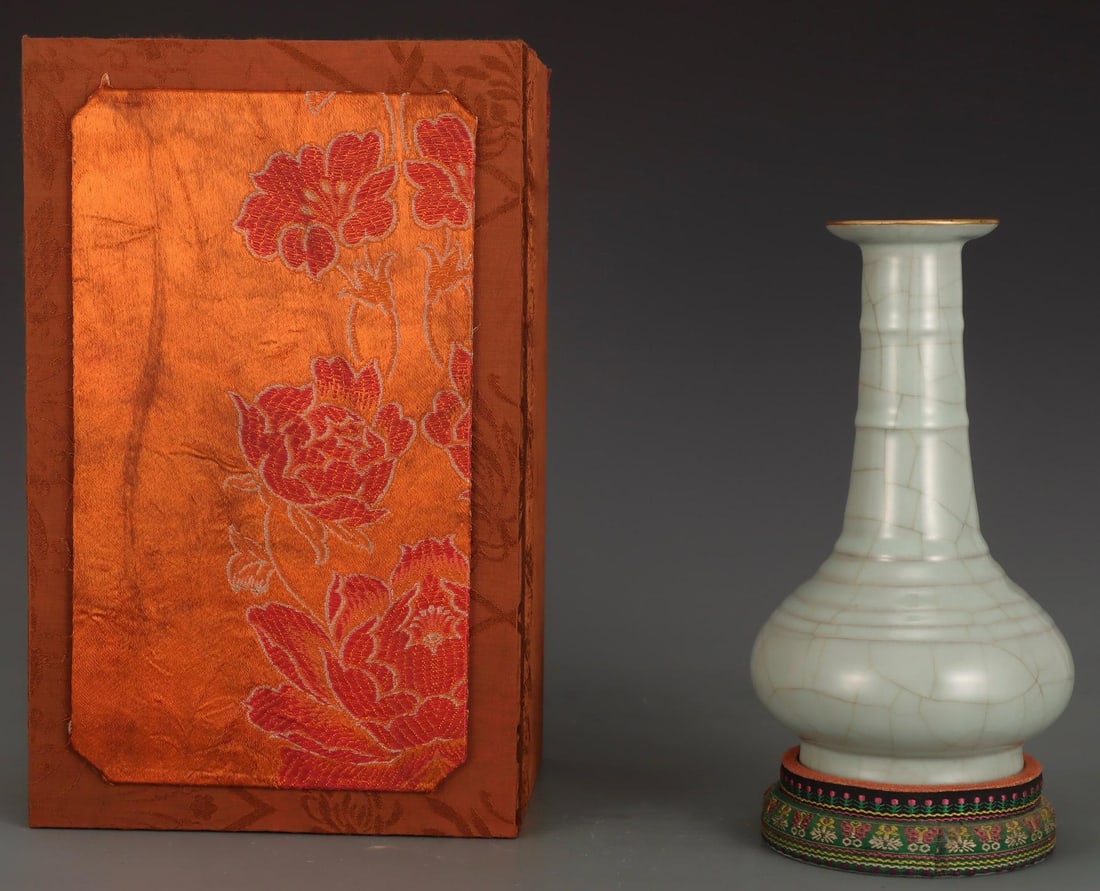 A Guan Ware Celadon Vase: A Guan Ware Celadon Vase. Height: 8.94in; Diameter: 5.24in.