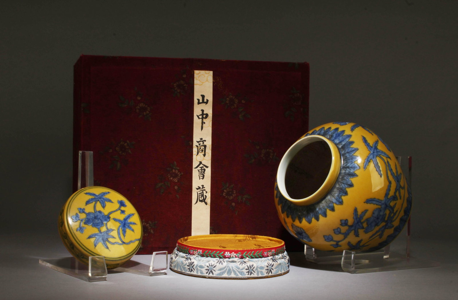 A Blue and Yellow Jar with Box, Stand, and Lid (1 of 9)
