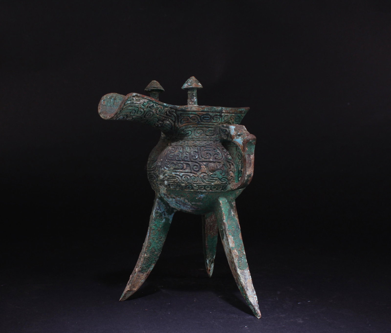 Chinese Bronze Tripod Vessel (1 of 6)