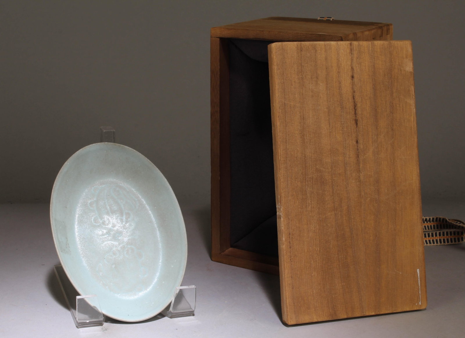 A Ruyao Chinese Plate: A Ruyao Chinese Plate. Dimension: 1.1" x 5.9" x 4".