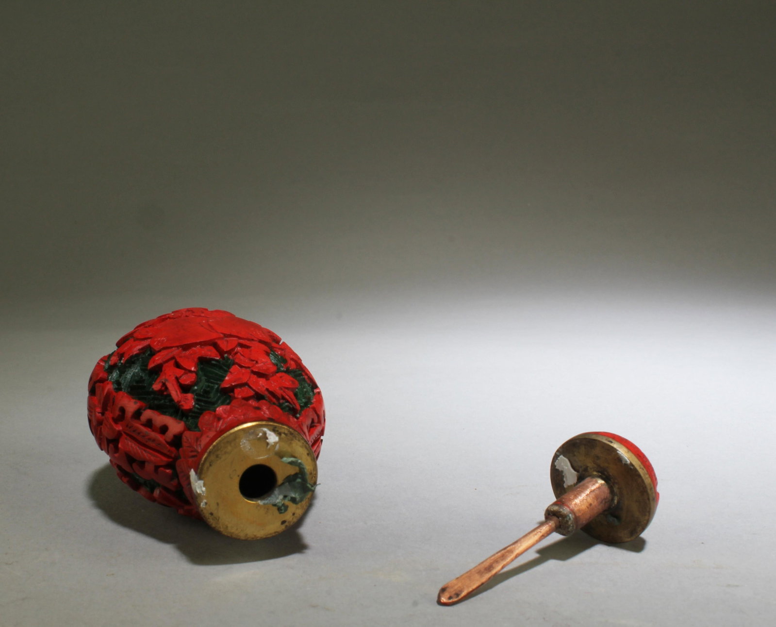 A Cinnabar Lacquer Snuff Bottle - 3