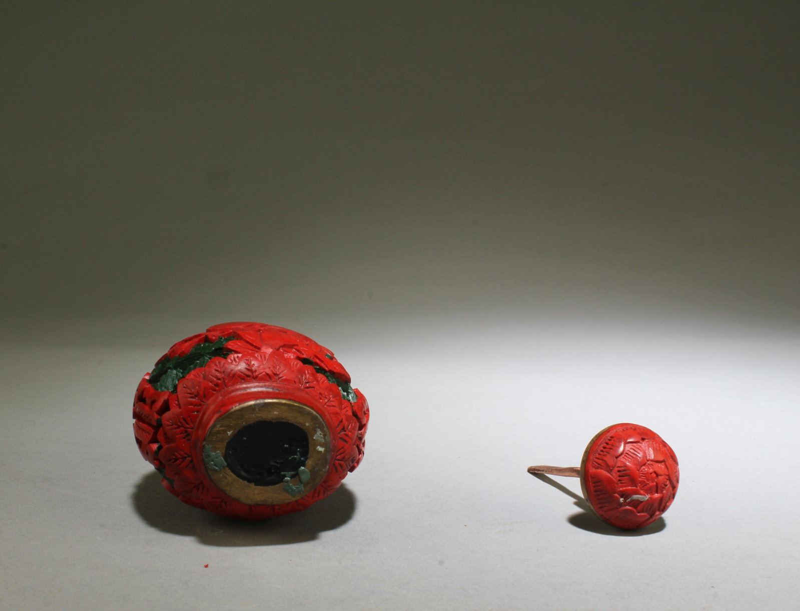 A Cinnabar Lacquer Snuff Bottle - 4