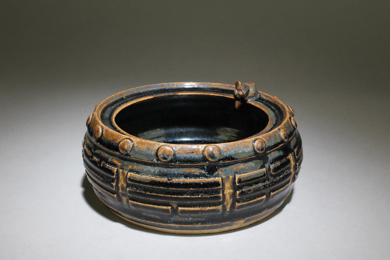 A Jianyao Ink Washer: A Jianyao Ink Washer. Dimensions: 7" x 3.2".