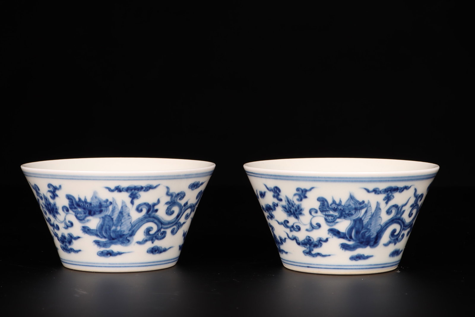 A Pair of Blue and White Cup: A Pair of Blue and White Cup. Height: 1.7",Diameter: 3.1"