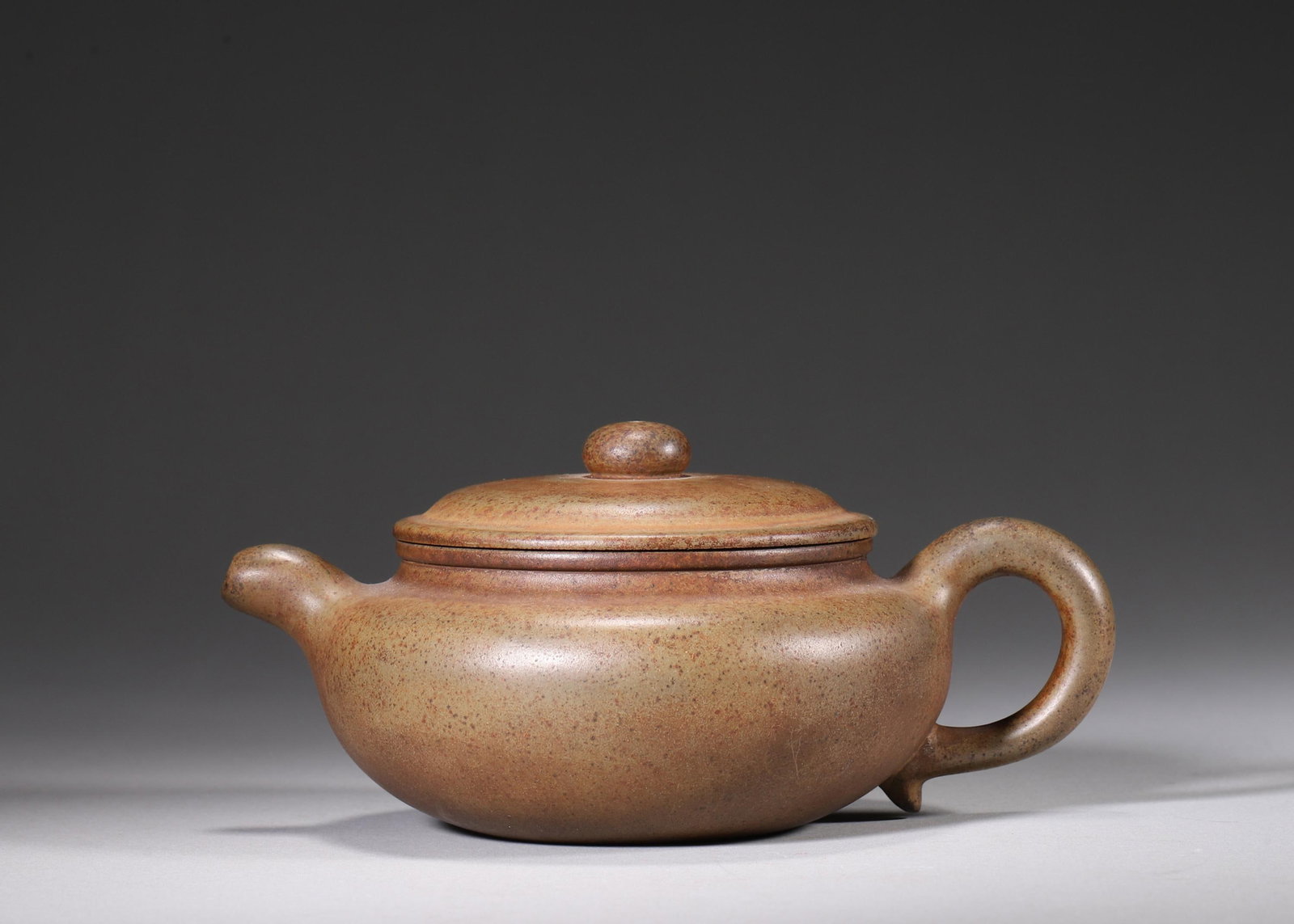 A GU JINGZHOU-STYLE FANGGU ZISHA TEAPOT (1 of 9)