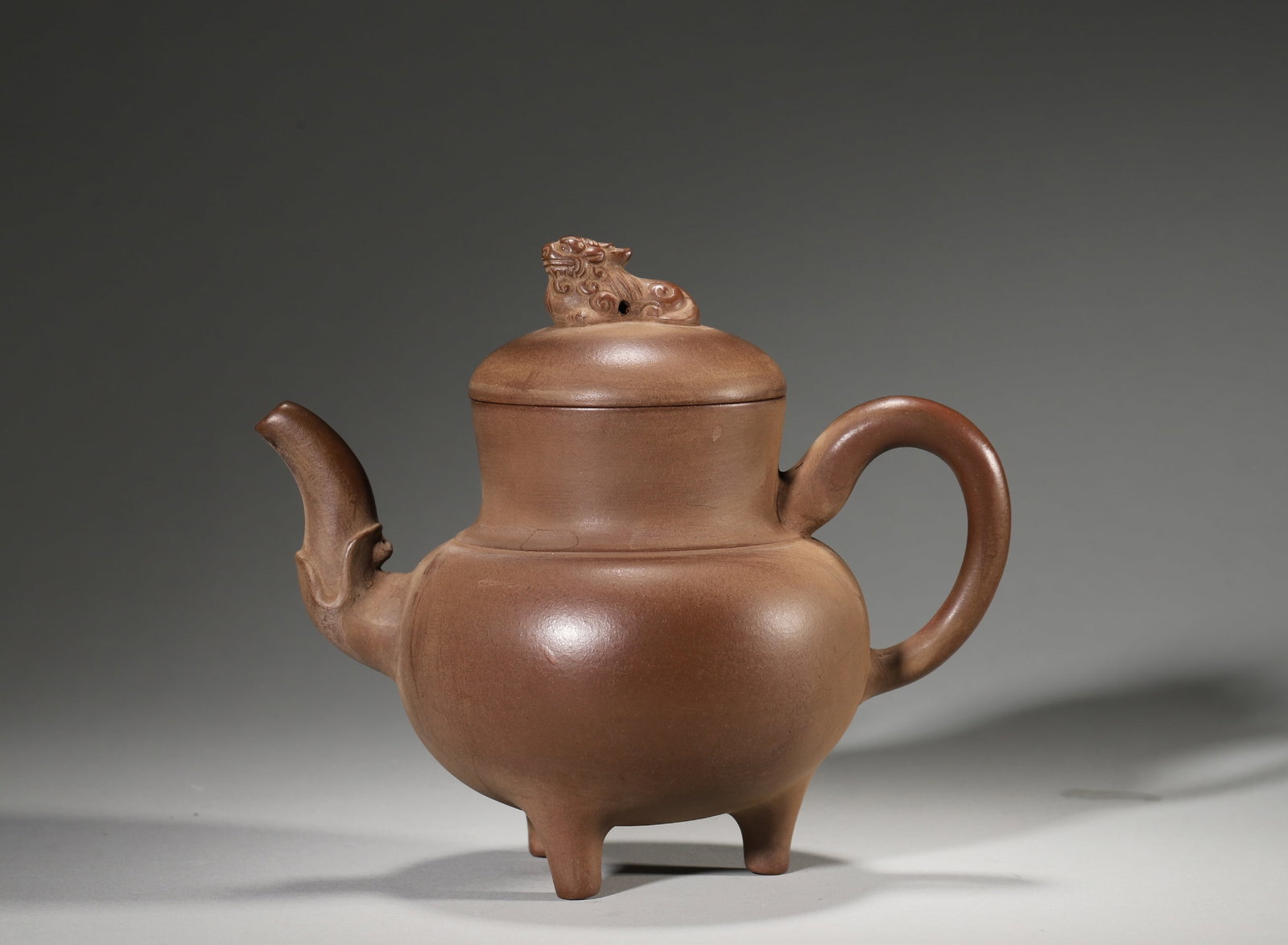 QING DYNASTY PURPLE CLAY SHIDING TEAPOT: Length 18cm Width 11cm Height 15cm