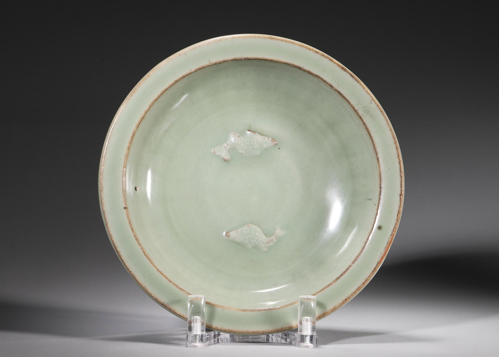 SONG DYNASTY CELADON GLAZE LOTUS PETAL AND DOUBLE FISH FOLDED-RIM PLATE: Diameter 21cm Height 5.5cm