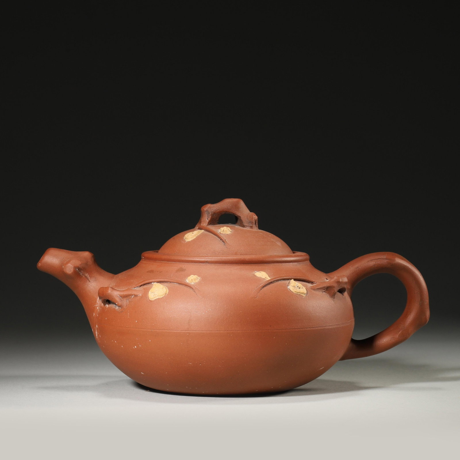 QING DYNASTY PURPLE CLAY BIANMEI TEAPOT: Length 20cm Width 13cm Height 10cm