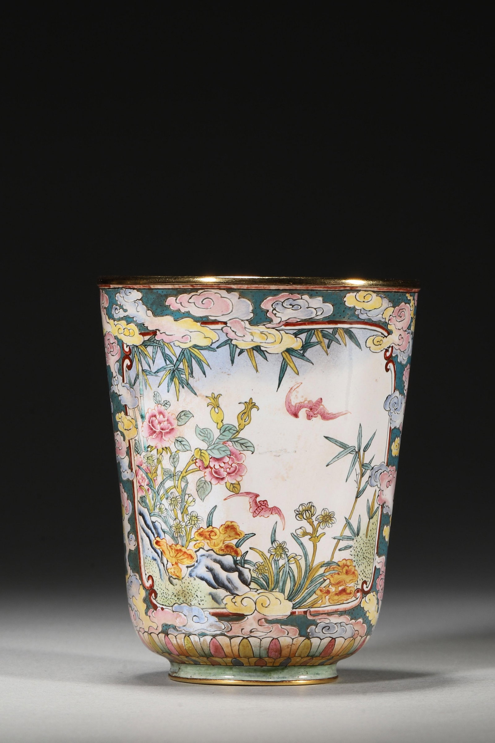 AN ENAMELED COPPER CUP WITH BIRD AND FLOWER PANELS, QIANLONG PERIOD: 7.5cm x 9.0cm,210.0g (2.95in x 3.54in,WT 0.463lb)This enameled copper cup features auspicious flower and bat motifs within gilt-framed panels, with a Qianlong mark. It embodies fine imperial craftsman