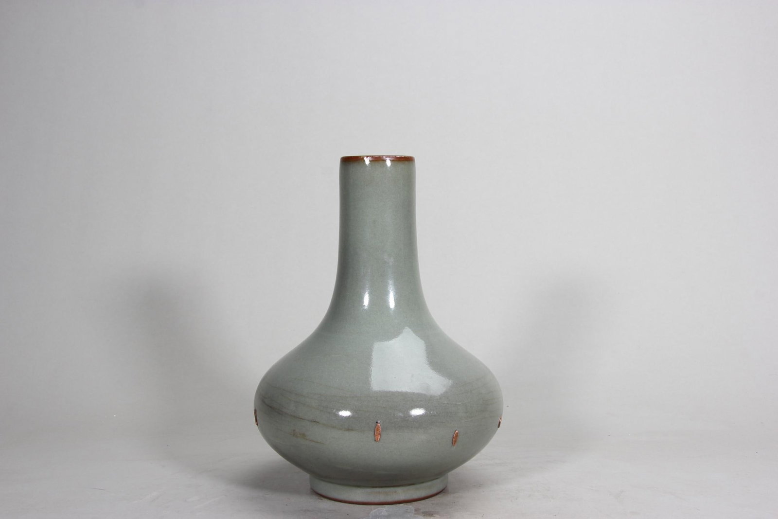 A GUAN-TYPE GLAZE VASE, YONGZHENG PERIOD, QING DYNASTY (1 of 9)