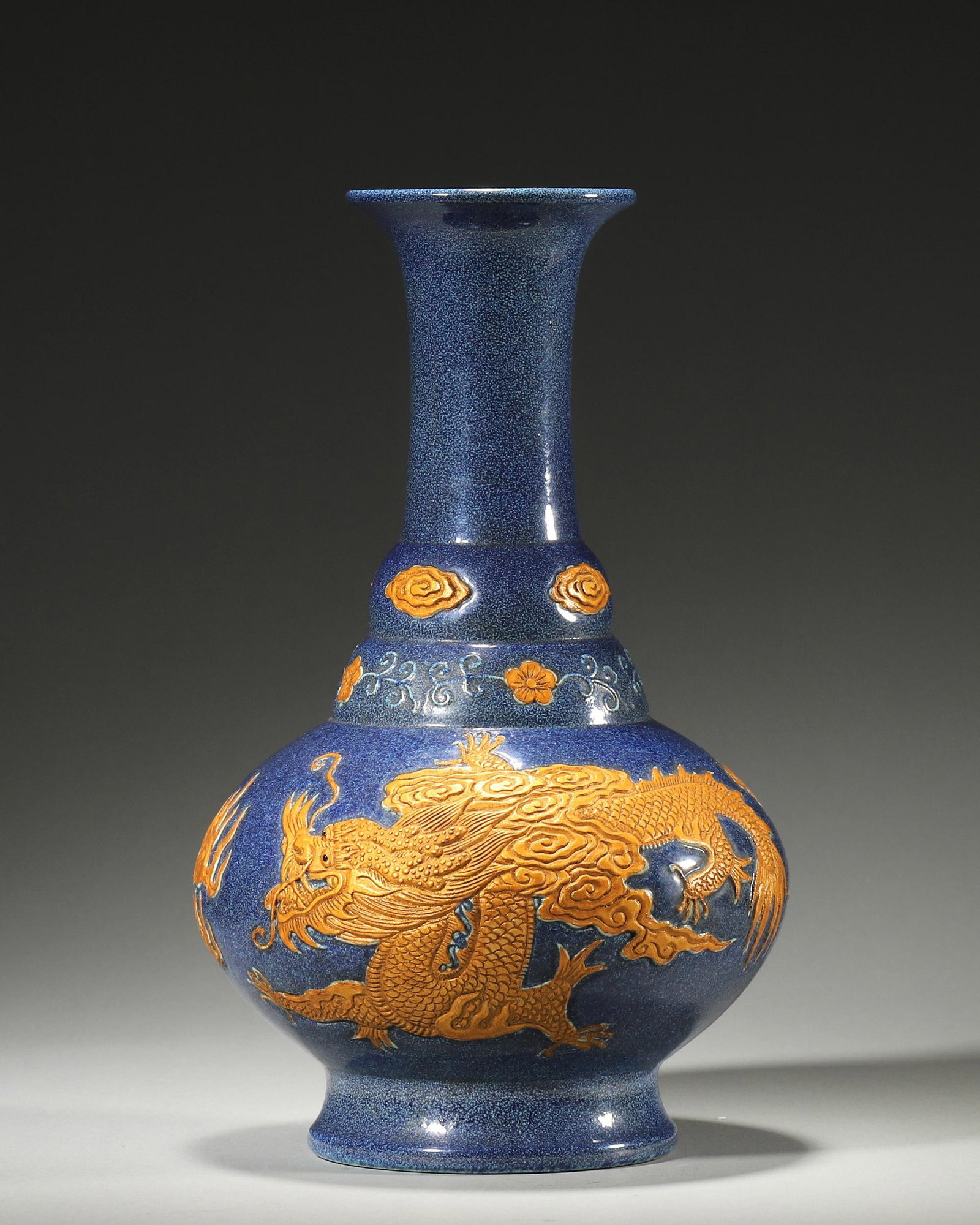 QING DYNASTY BLUE GLAZE GILT DISPLAY VASE WITH DRAGON SCROLL PATTERN: WT: 1.06kg D: 8.5cm H: 22cm