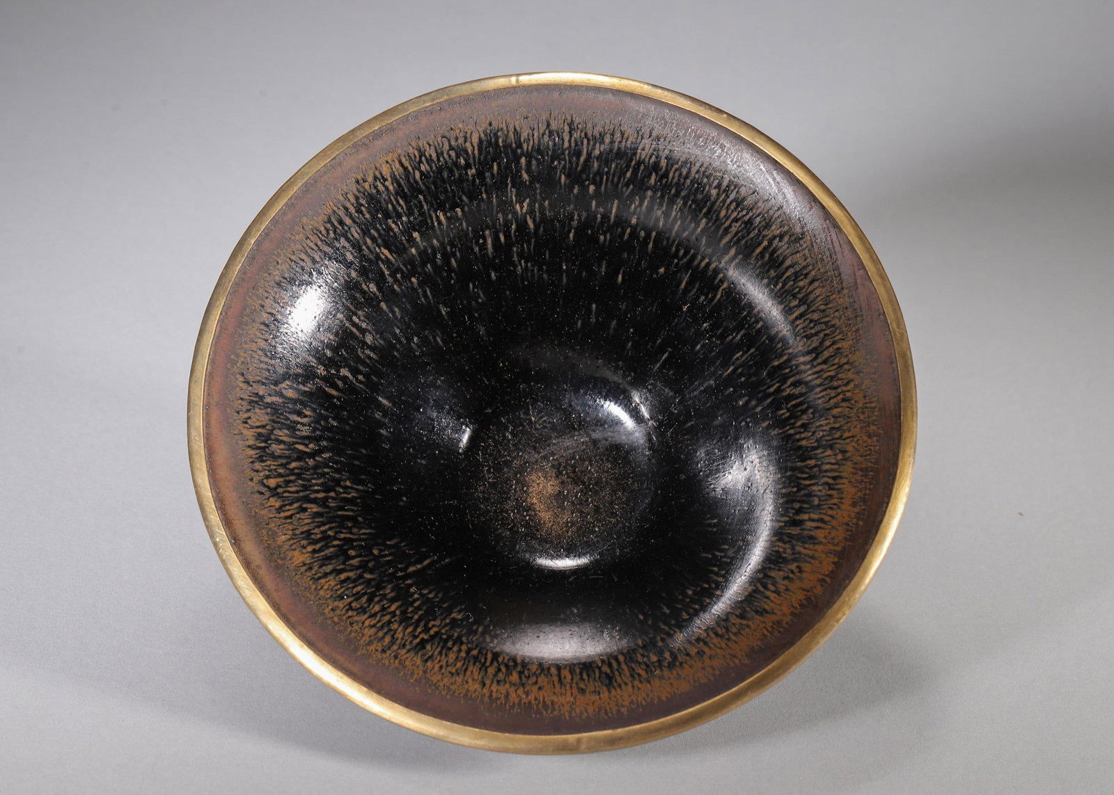 SONG DYNASTY BLACK GLAZE HARE'S FUR RIM-MOUNTED BOWL: Diameter 15.5cm Height 7cm