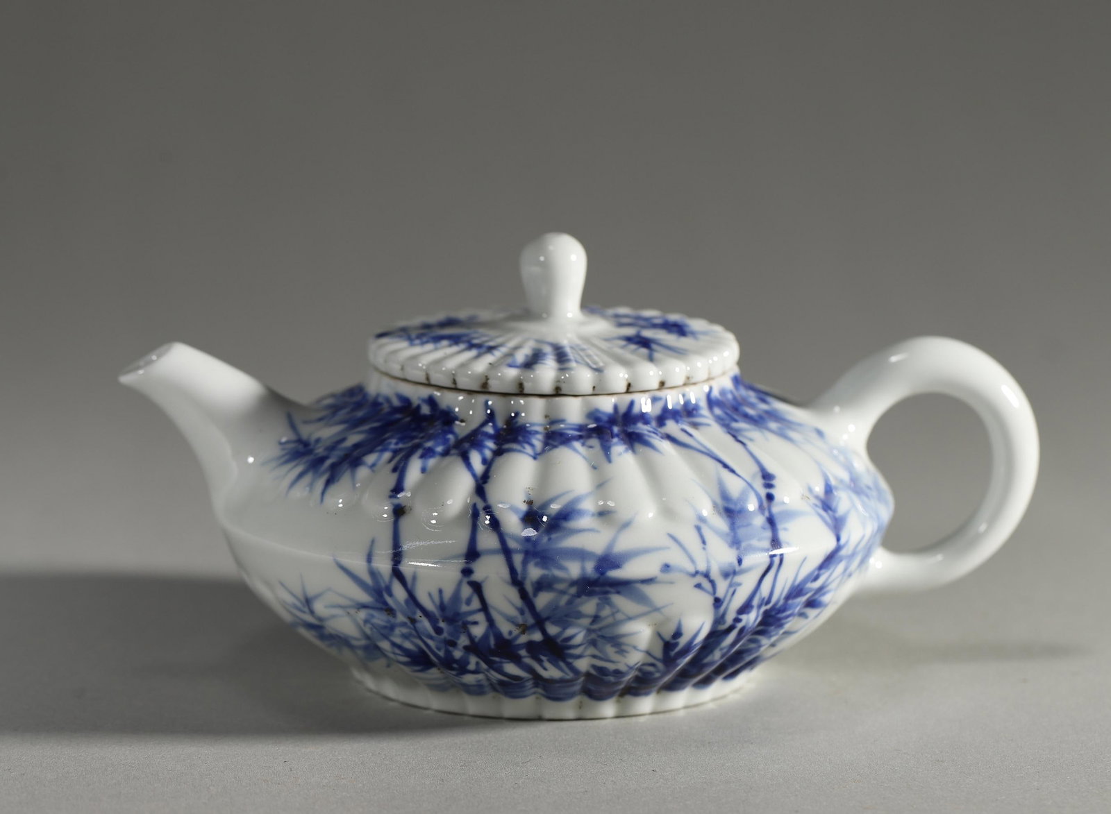 QING DYNASTY UNDERGLAZE BLUE TEAPOT WITH BAMBOO MOTIF: Length 15cm Width 10cm Height 7cm