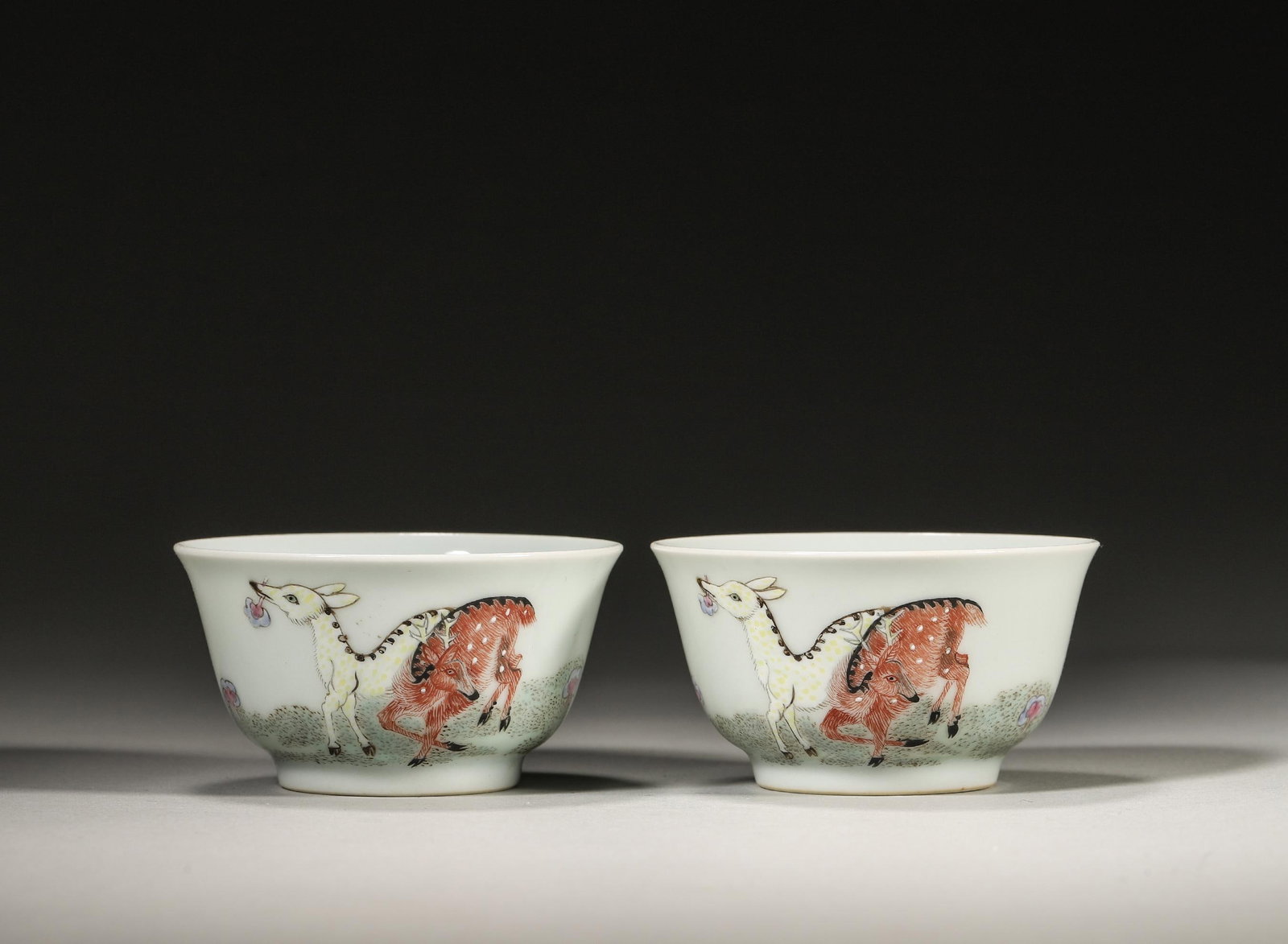 QING DYNASTY PAIR OF FAMILLE ROSE BOWLS WITH AUSPICIOUS DEER MOTIFS: 7x 4cm