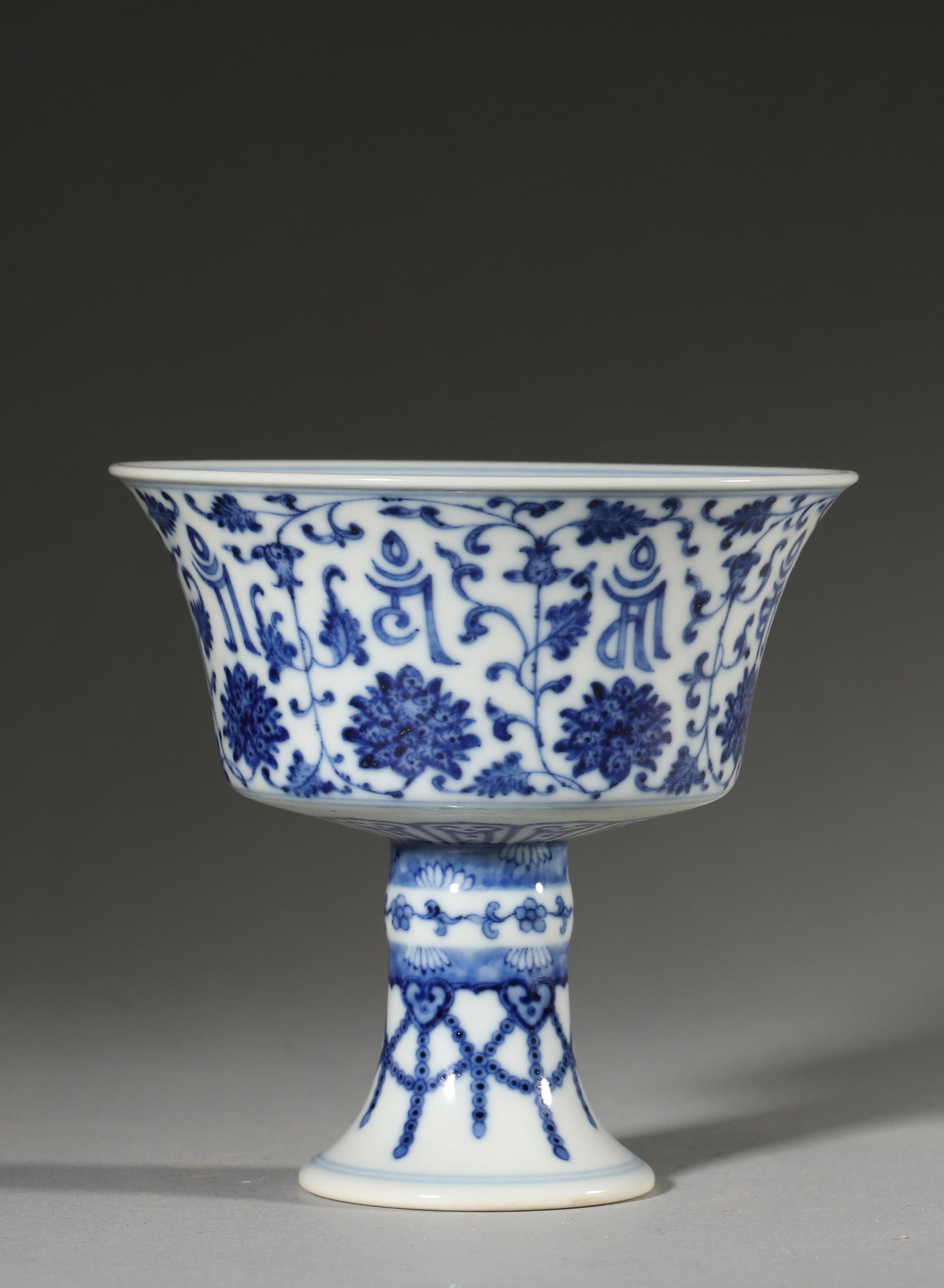 QING DYNASTY STEM CUP WITH UNDERGLAZE BLUE INTERLOCKING LOTUS PATTERN (1 of 7)
