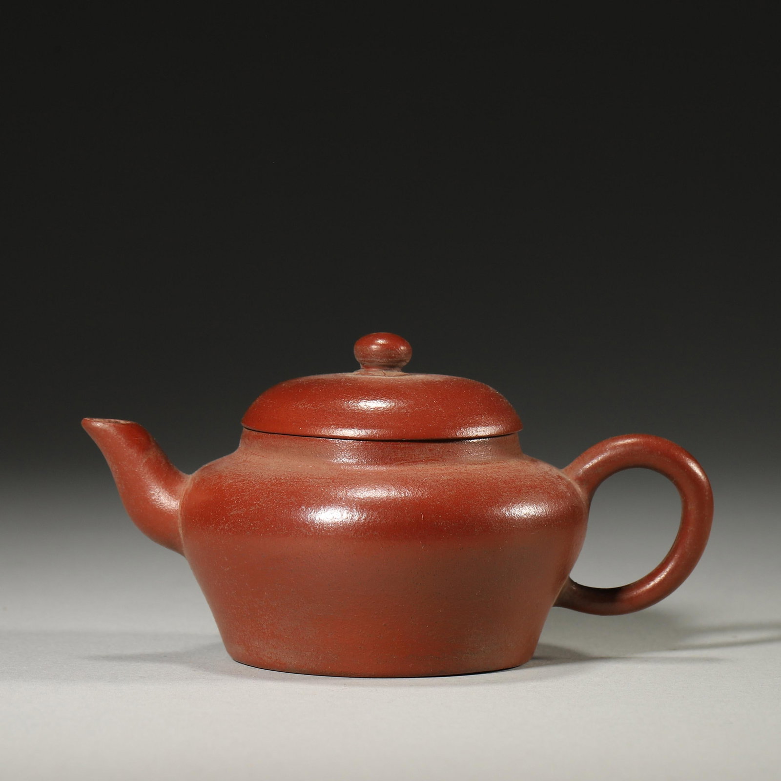 QING DYNASTY PURPLE CLAY BIANDENG TEAPOT: Length 12cm Width 7.5cm Height 5cm