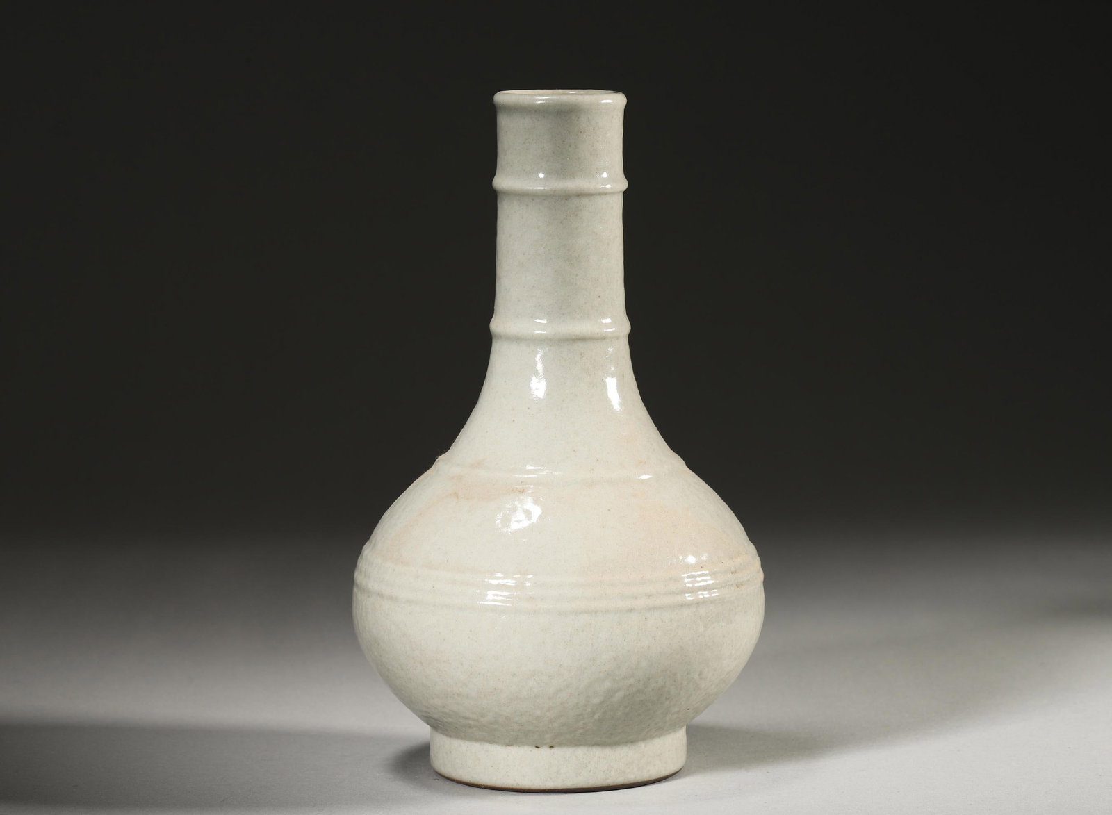 REPUBLIC OF CHINA PURPLE CLAY BODY WHITE GLAZE STRING PATTERN LONG-NECKED VASE: Diameter 10cm Height 17cm