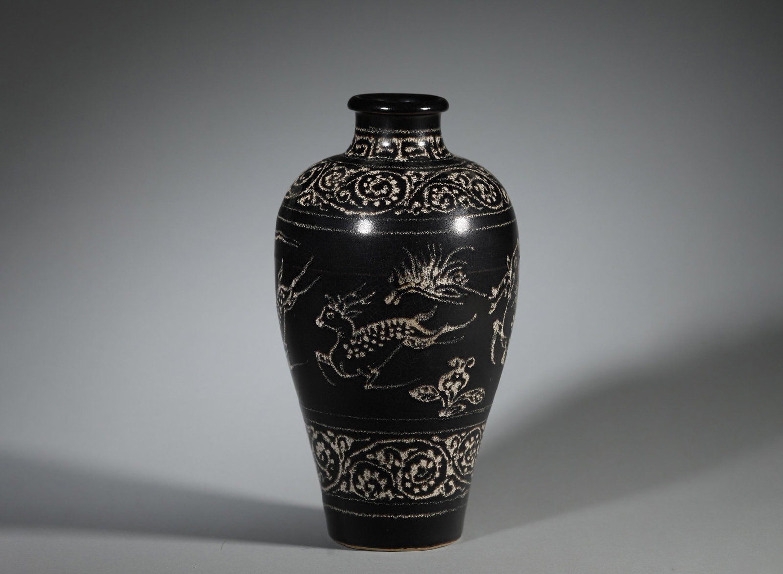 SONG DYNASTY BLACK GLAZE AUSPICIOUS DEER PATTERN PLUM VASE: Mouth Diameter 4.5cm Body Diameter 11cm Height 20.5cm