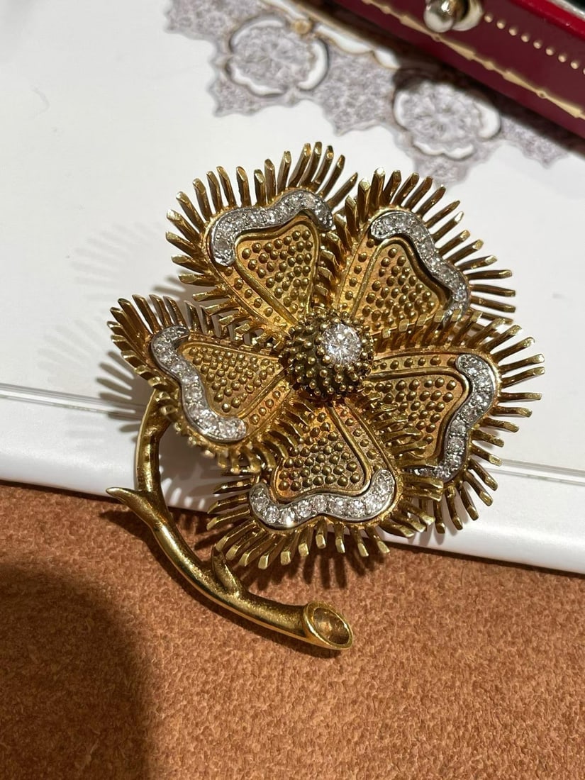 LA FIAMMA THREE-DIMENSIONAL RADIATING FLOWER BROOCH PENDANT: Weight: 20.9g, Dimensions: 41x37mm
