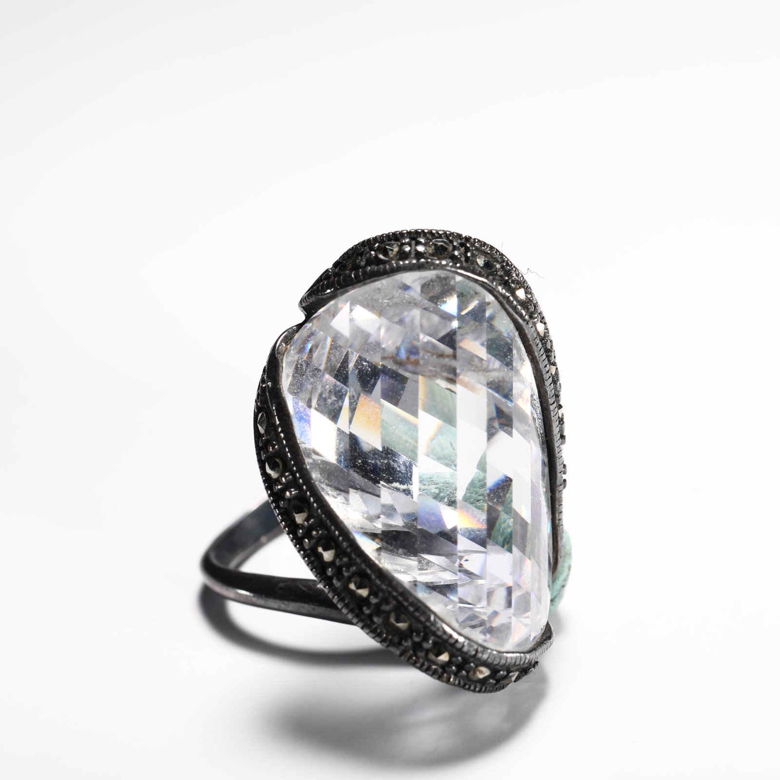 SILVER CRYSTAL RING: Mouth of ring:15 Weight:14.6g