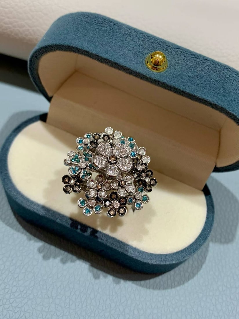 18K GOLD FANCY DIAMOND BOUQUET RING: Weight: 19.13g, European size 57, flower cluster diameter: 28mm
