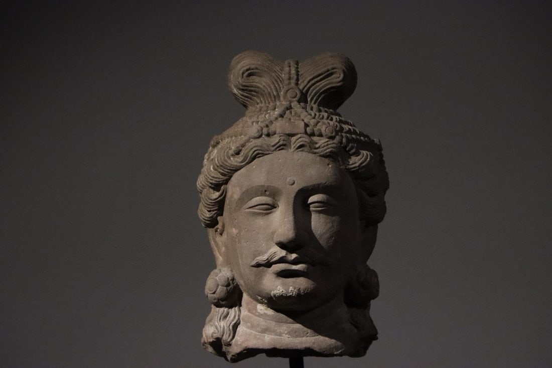 3RD CENTURY GANDHARA ART STATUES: H:40cmW:24cmT:24cm Weight:25000gThis is a stone statue head of a Bodhisattva / Lokapala in the Mathura style, featuring a tall crown and topknot, with a serene yet mustached face, typical of Indian ar