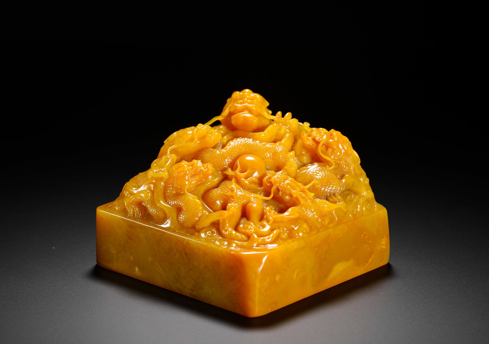 QING DYNASTY TIANHUANG STONE CARVED NINE DRAGON BUTTON JADE SEAL: H:8cm(3.15in) W:10.3cm(4.06in) Weight:1270g(2.80lb)As an imperial seal for official documents, it is a symbol of power, valued for its profound historical significance and collectibility