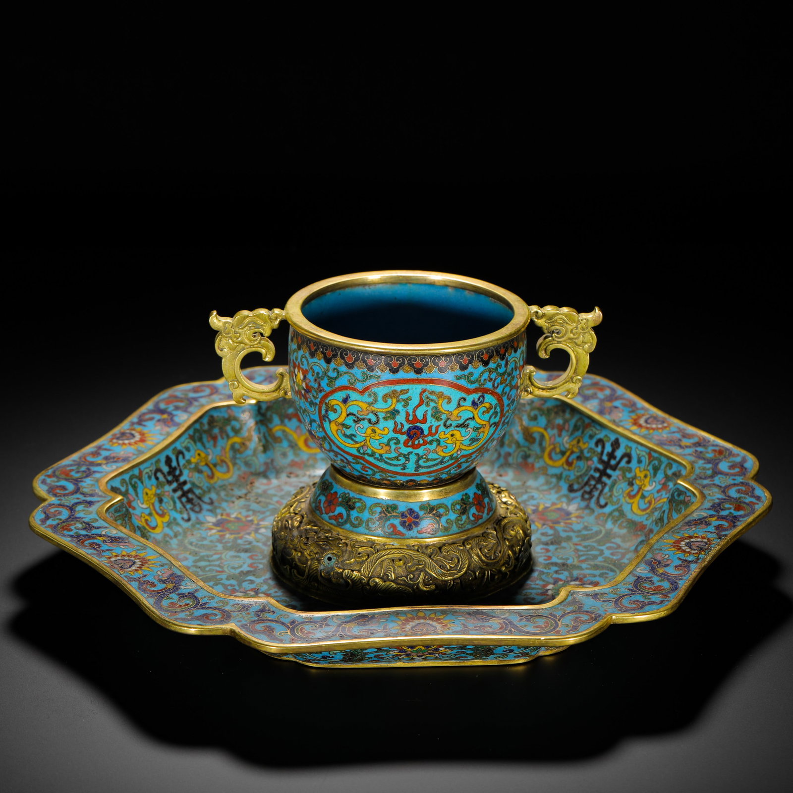 A SET OF QING DYNASTY COPPER BODY CLOISONNE ENAMEL DRAGON PATTERN LONGEVITY CHARACTER SAUCERS: H:12cm (4.72in) W:28cm (11.02in) Weight:2370g (5.22lb)his is a Qing Dynasty court cloisonne enamel cup and saucer set, consisting of a cup and a tray, featuring exquisite craftsmanship and bright colo