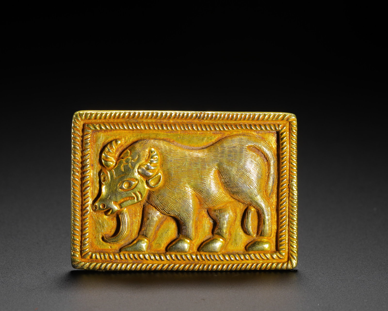 GOLD PENDANT WITH AUSPICIOUS OX PATTERN FROM THE WARRING STATES PERIOD: H:4cm(1.57in) W:5.8cm(2.28in) Weight:50g(0.11lb)Cast in high-purity gold with a bright color and fine craftsmanship, well-preserved.