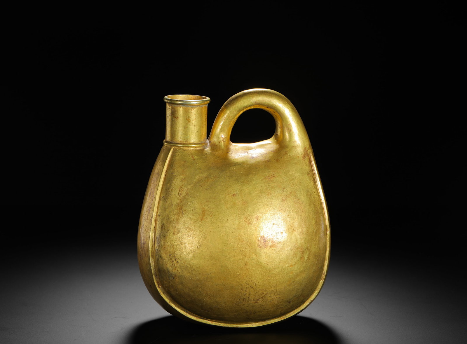 LIAO DYNASTY PURE GOLD LEATHER BAG POT: H:30cm(11.81in)W:20cm(7.87in)Weight:800g(1.76lb)This is a pure gold leather-style flask from the Liao dynasty, a masterpiece blending northern nomadic culture and Central Plains metalworking technique