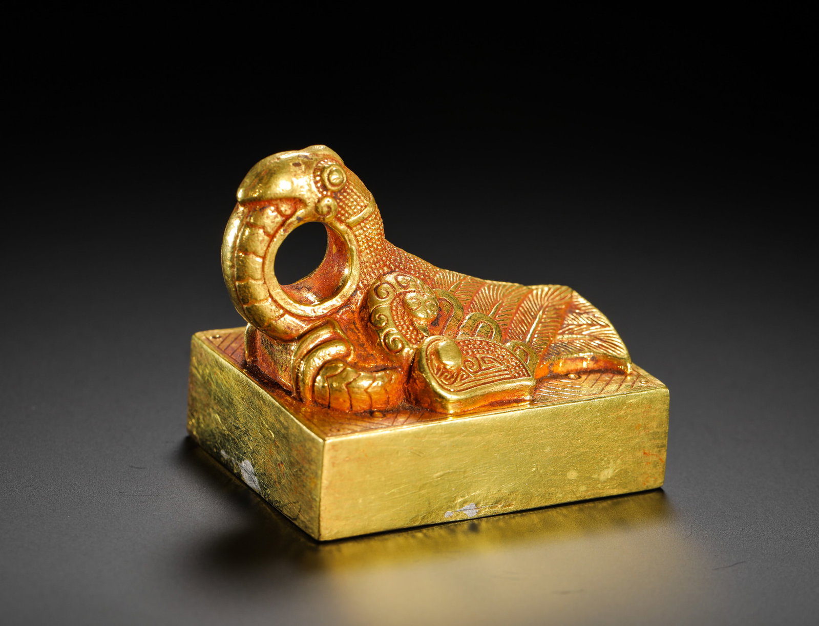 BRONZE GILDED PHOENIX SEAL OF THE HAN DYNASTY: H:5.3cm (2.09in) W:6cm (2.36in) Weight:840g (1.85lb)