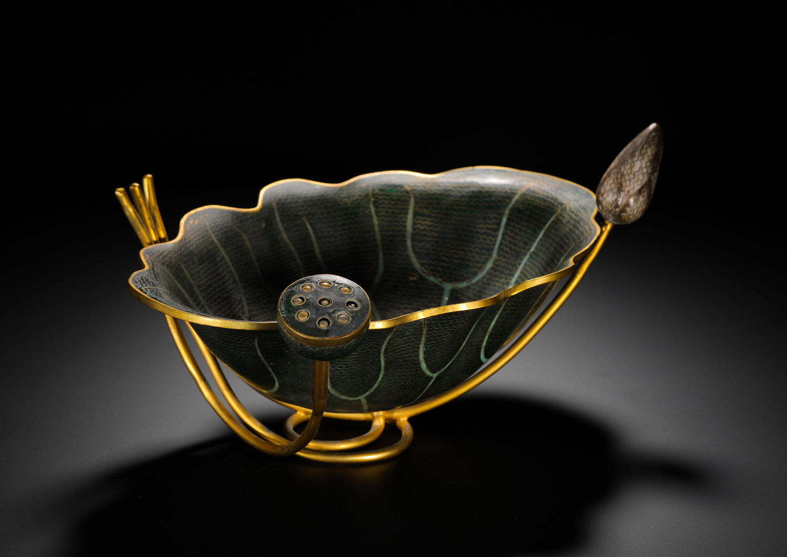 QING DYNASTY COPPER CLOISONNE ENAMEL GILDED IMITATION LOTUS LEAF WASH: H:13cm (5.12in) W:30cm (11.81in) Weight:1390g (3.06lb)Cloisonne washer molded as natural lotus leaf with gilt veins, fitted with seedpod and bud ornaments.