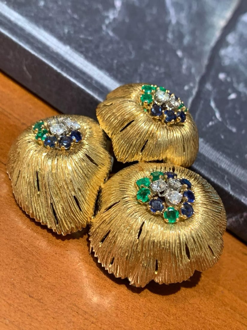 (OSCAR HEYMAN) BRAND 18K FLOWER BROOCH: Weight: 27.2g, Dimensions: 49.5 x 45mm