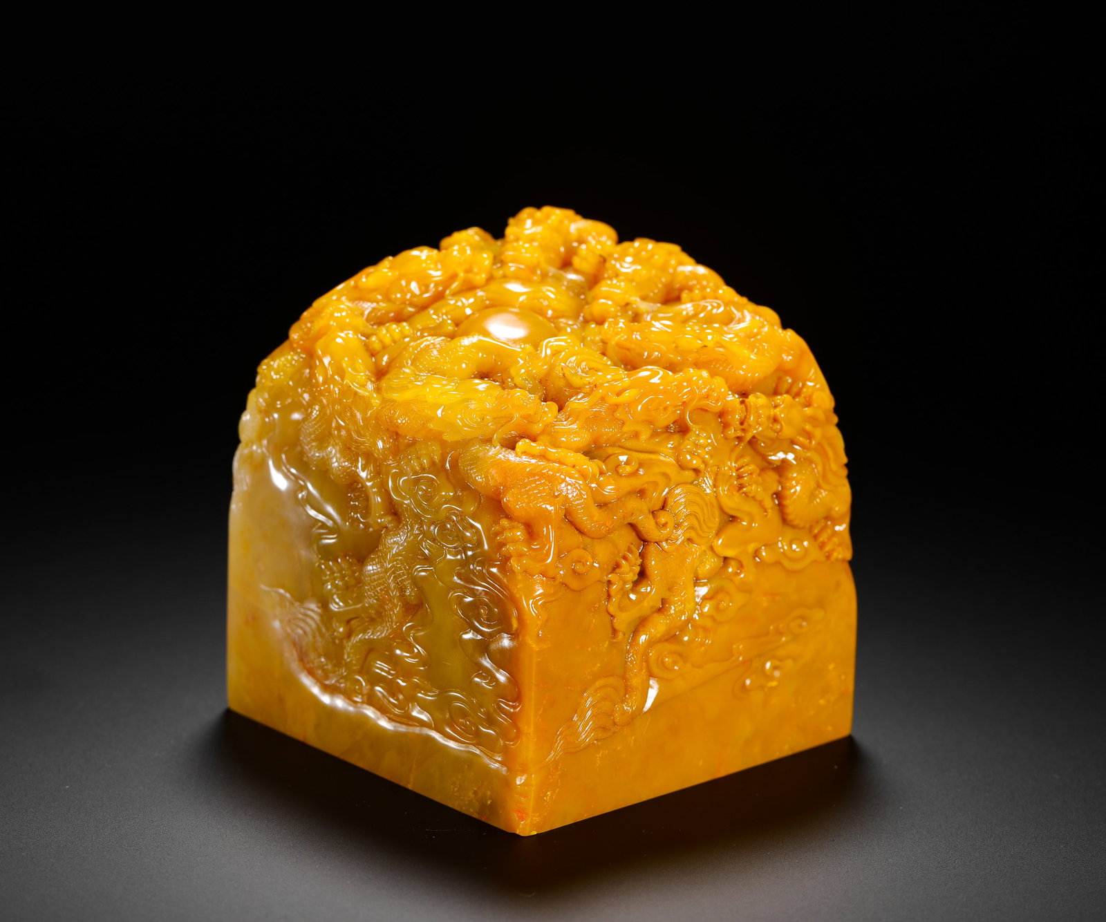 QING DYNASTY TIANHUANG STONE CARVED NINE DRAGON BUTTON JADE SEAL: H:9cm(3.54in) W:8.3cm(3.27in) Weight:1330g(2.93lb)This is a tianhuang stone imperial seal of the Qing dynasty, a supreme artwork combining the rarity of the "emperor of stones" with the symbol of impe