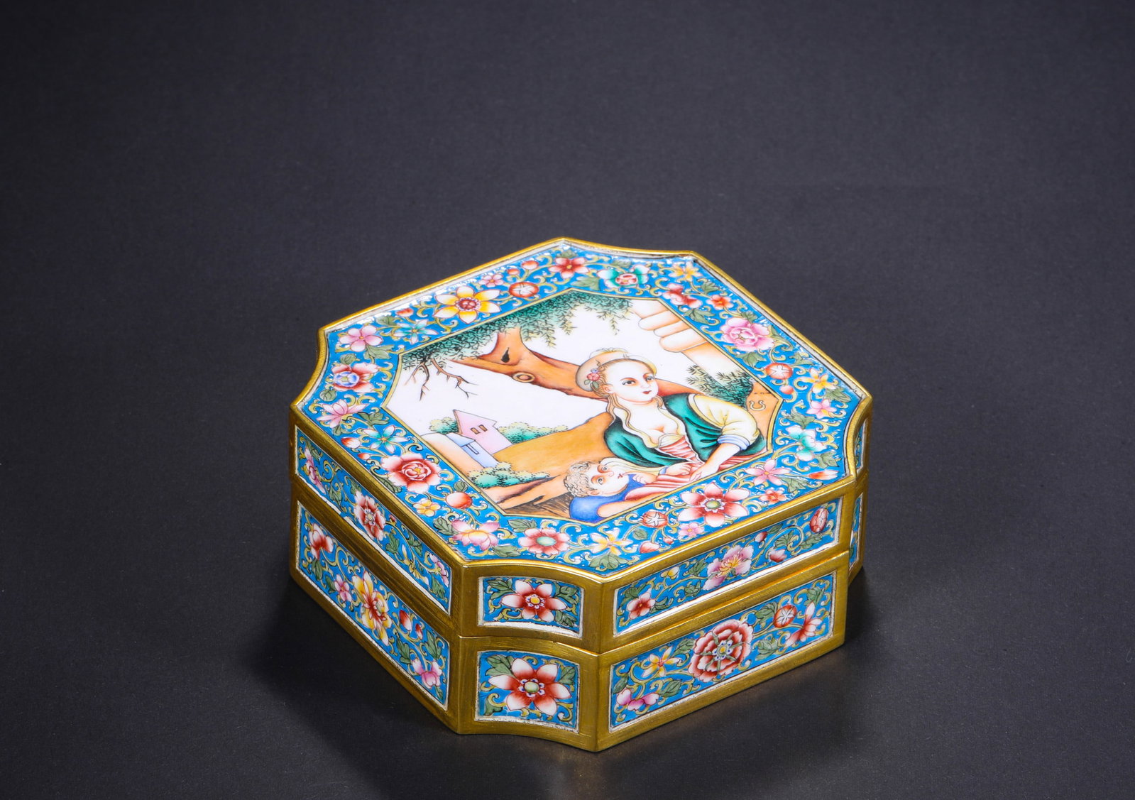 QING DYNASTY YONGZHENG COPPER-PAINTED ENAMEL WESTERN FIGURE EIGHT-SIDED COVERED BOX: H:4.4cm(1.73in) W:10.3cm(4.06in) Weight:620g(1.37lb)Western art aesthetic prevailed in Qianlong reign of Qing Dynasty. This piece is top elaborate enamel box made by imperial workshop. Integrating tra